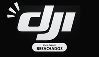 Logotipo da marca DJI em fundo preto destacando ofertas e cupons de desconto